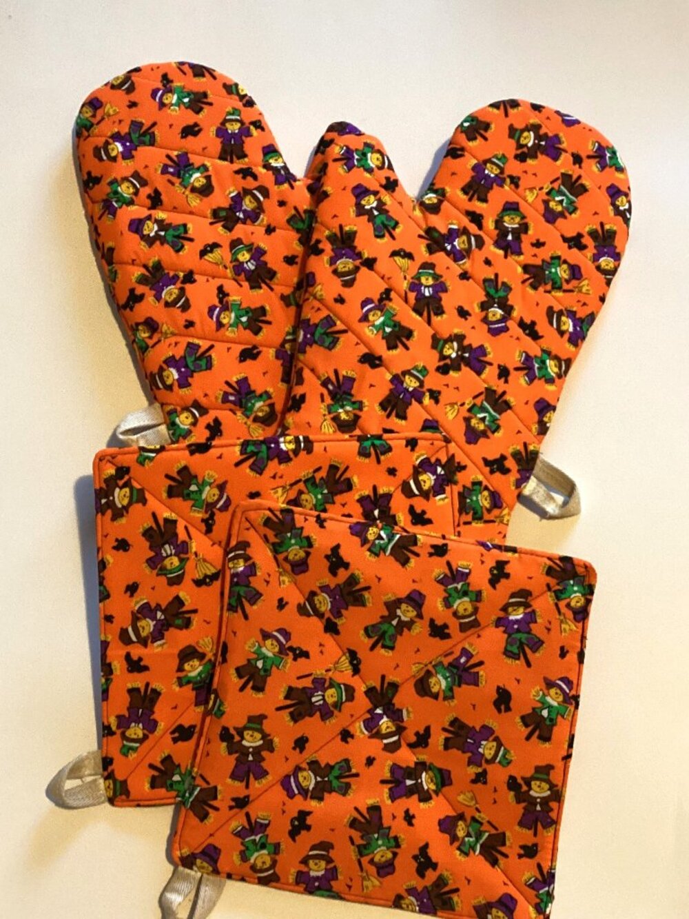 Halloween Orange Quilted Oven Mitts + Pot Holders Set Kitchen Linens Scarecrow